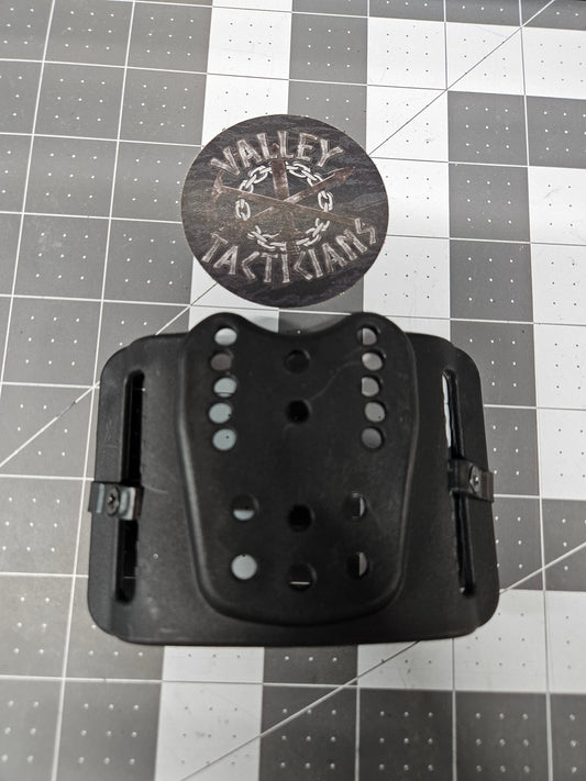 Adjustable belt loop plate