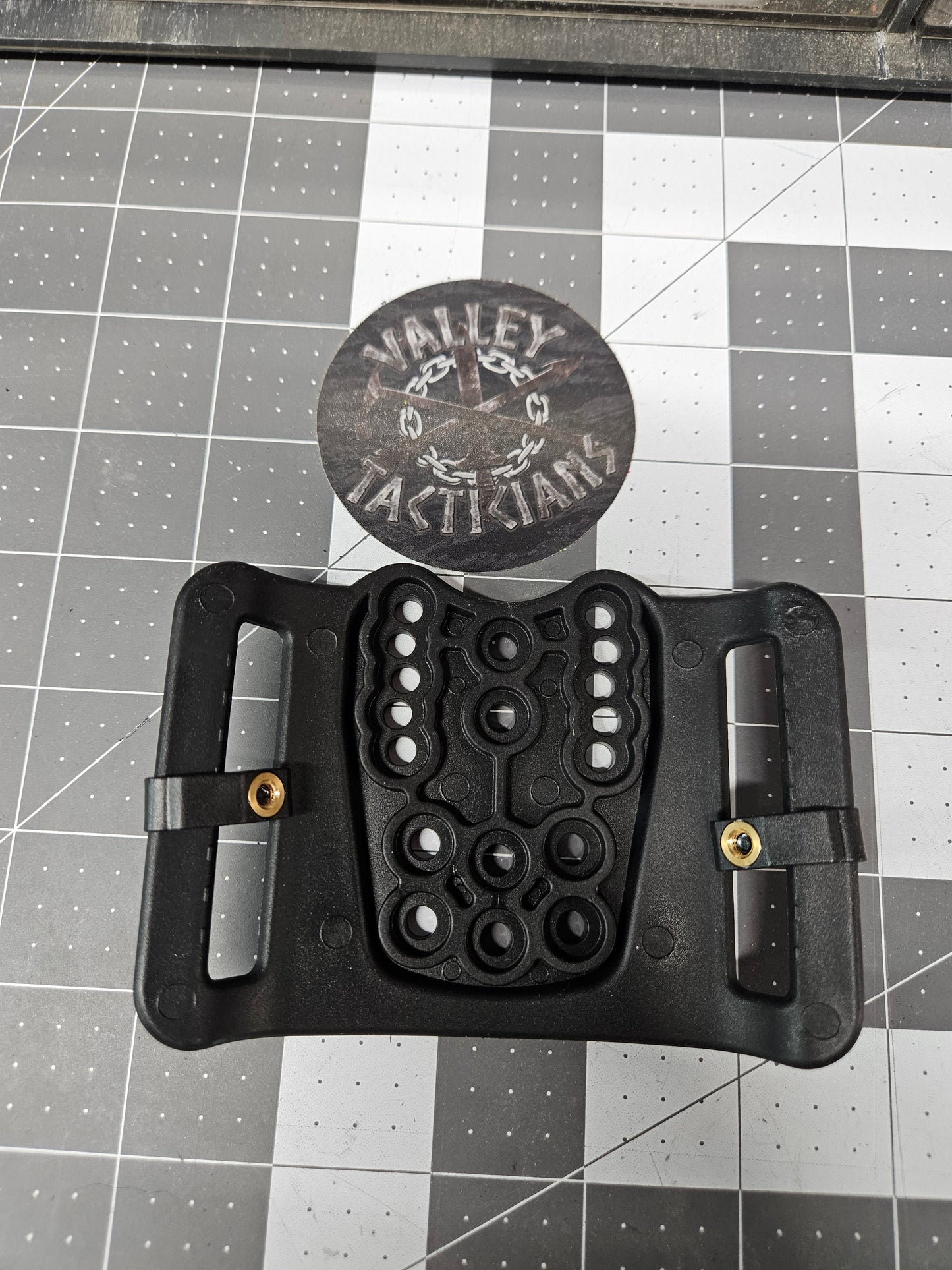 Adjustable belt loop plate